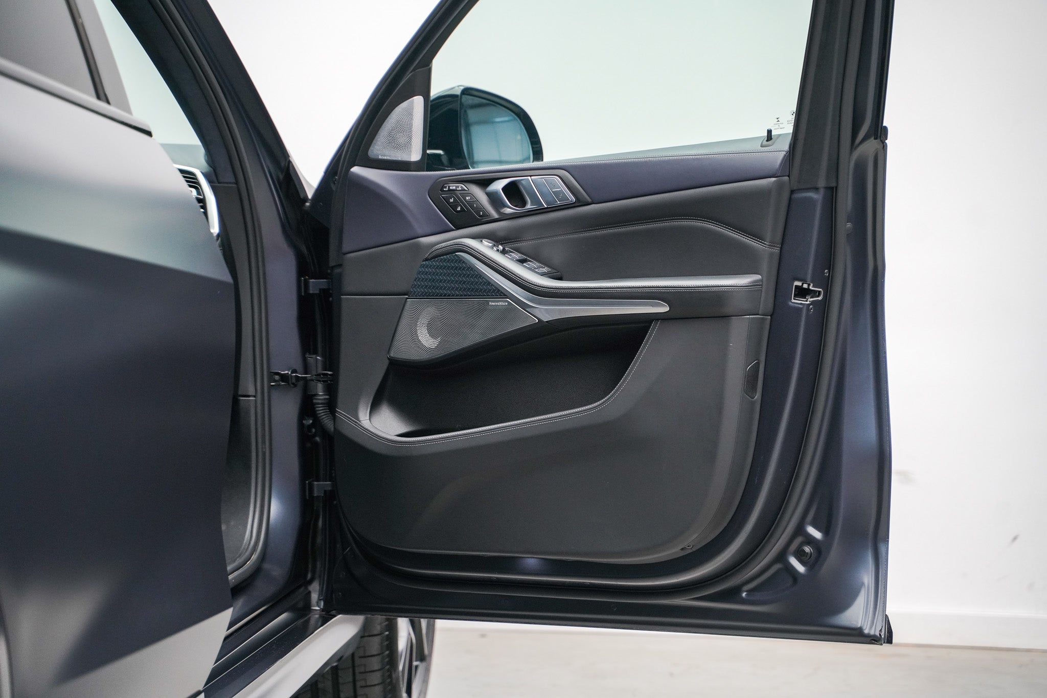 2020 BMW X7 M50i Dark Shadow Edition