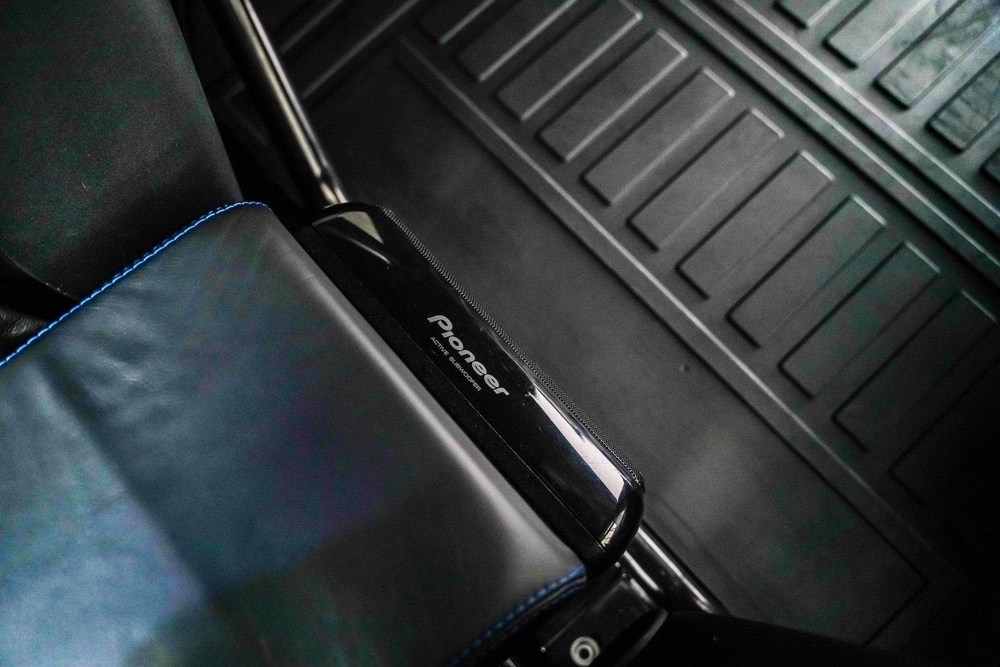 2015 "Urban Truck" Land Rover Defender 90 2.2 TDCi XS