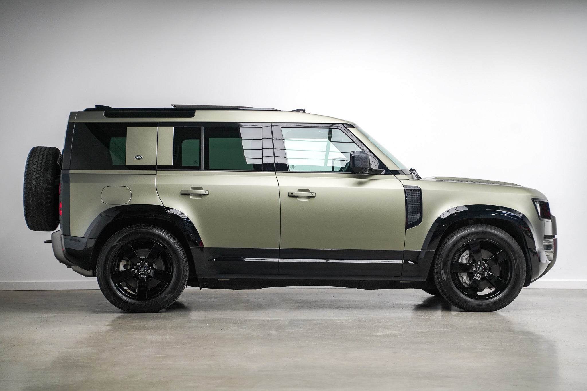 2023 Land Rover Defender 110 D300 X-Dynamic HSE