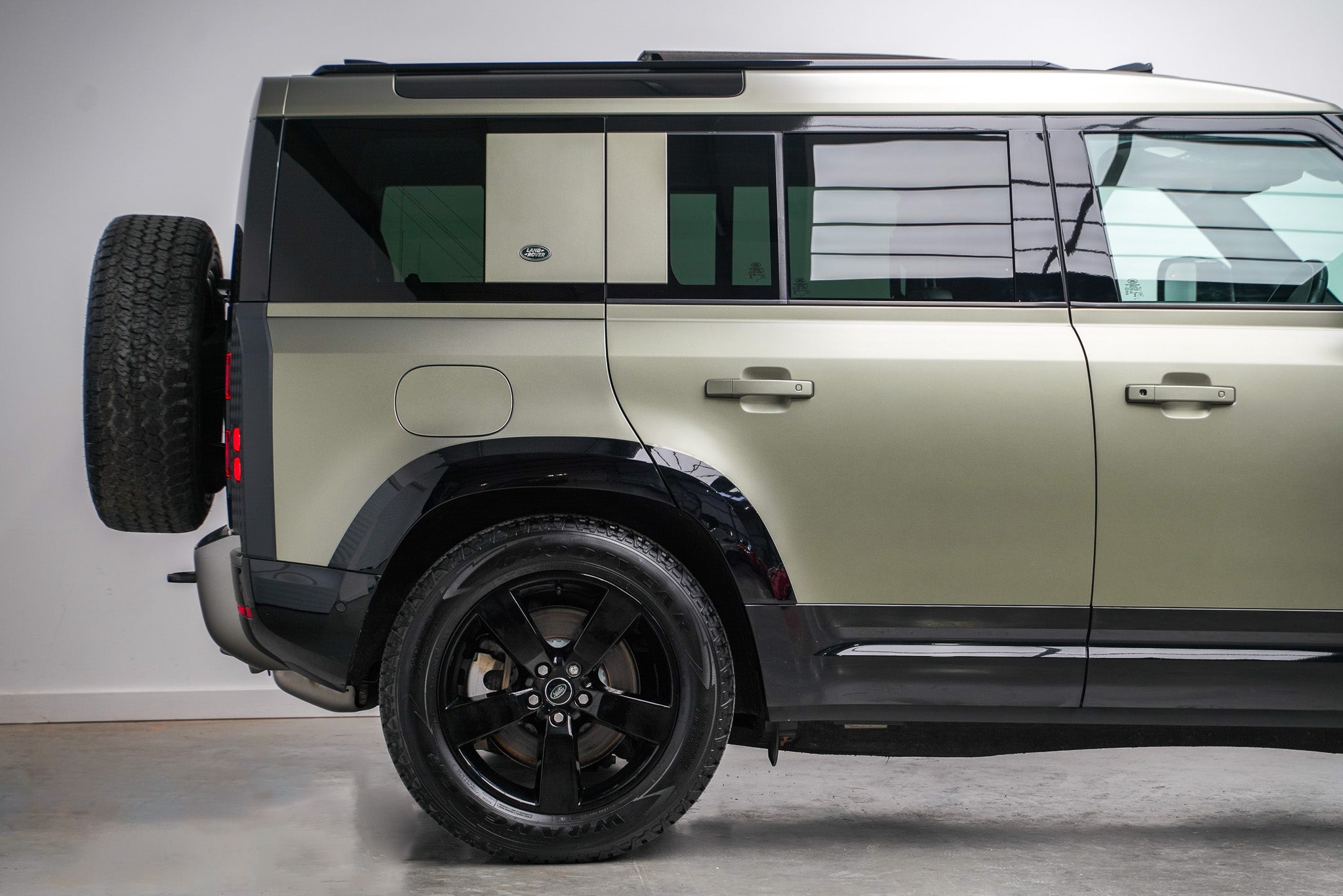 2023 Land Rover Defender 110 D300 X-Dynamic HSE