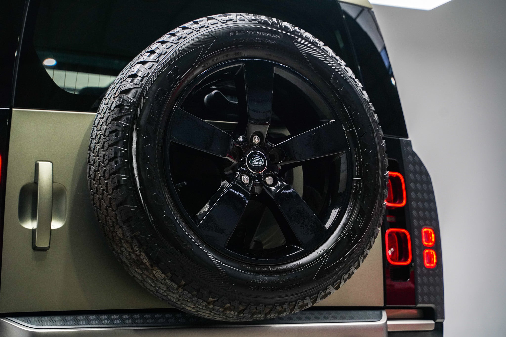 2023 Land Rover Defender 110 D300 X-Dynamic HSE