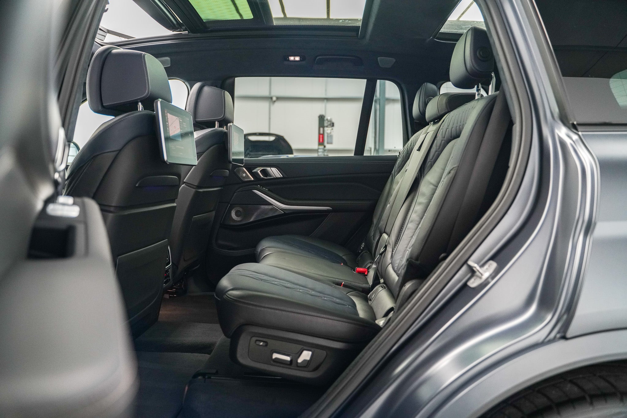 2020 BMW X7 M50i Dark Shadow Edition
